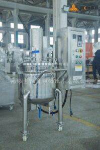 Vacuum mixing tank